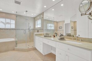 Shower, hair dryer, towels, soap - Serene Equestrian Spa Villa (Wellington)