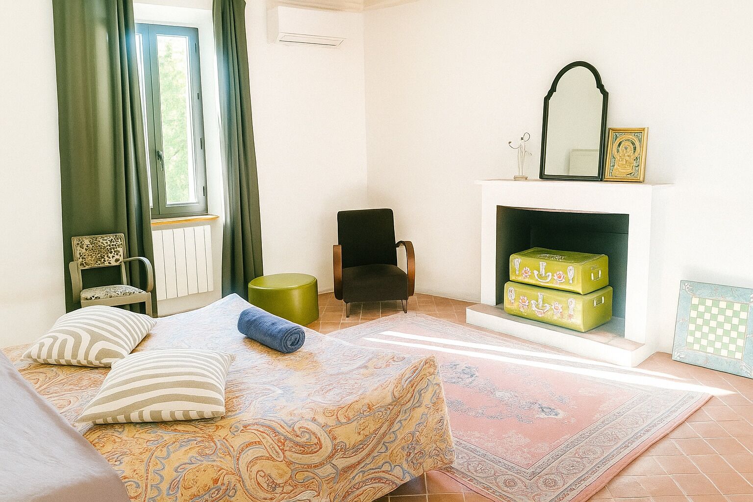 Une chambre à coucher avec un lit, une chaise, une cheminée et une fenêtre avec des rideaux.