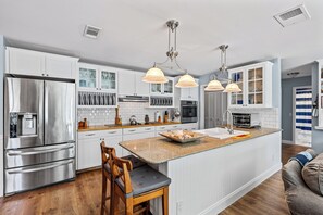 Fridge, microwave, oven, stovetop - NearBeach/Htd Pool/OutdoorBar&Grill/KeyWestVibes (Delray Beach)