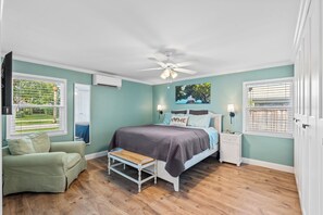 Työpöytä, silitysrauta/-lauta, Wi-Fi, vuodevaatteet