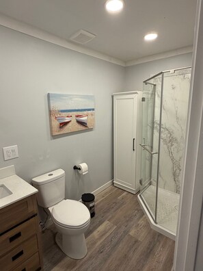 Shower, hair dryer, towels, soap - Charming 140-Year-Old Carriage House • Walk to Downtown (Washington)
