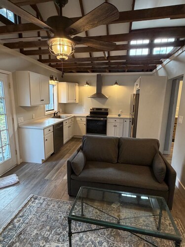 Fully Restored, Quiet, Private, Carriage House, Exposed Beams, Walk Downtown