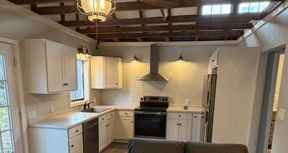 Fully Restored, Quiet, Private, Carriage House, Exposed Beams, Walk Downtown