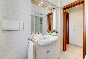 Bidet, towels, shampoo - Karolina's Home, 2-BDR @Vatican (Roma)