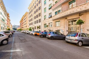 A street lined with parked cars and multi-story buildings with balconies and windows. - Karolina's Home, 2-BDR @Vatican (Roma)