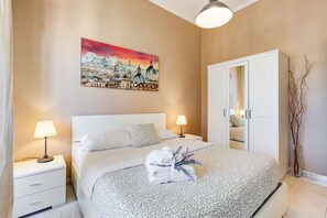 2 bedrooms, desk, iron/ironing board, travel cot - Karolina's Home, 2-BDR @Vatican (Roma)