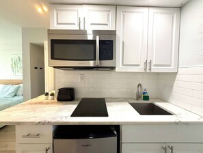 Microwave, coffee/tea maker, toaster, dining tables - Sunny Beachfront Studio Steps from the Beach (Daytona Beach)