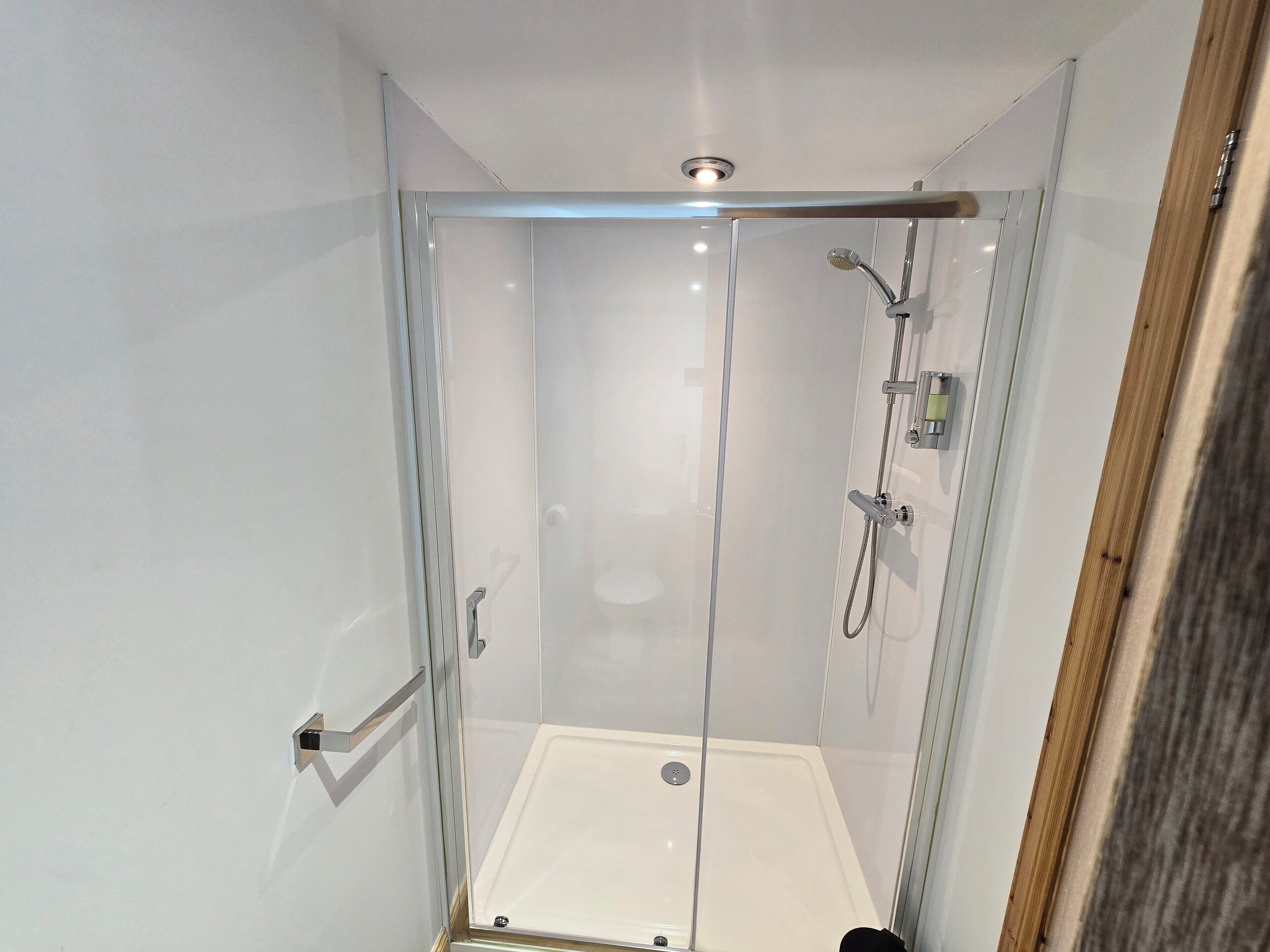 Kamar Twin Basic (Benbecula) | Kamar mandi