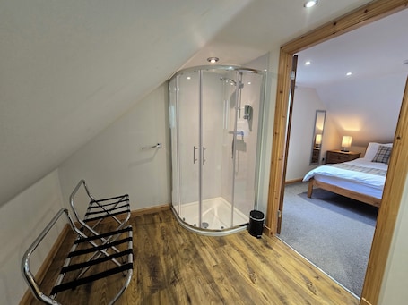 Double Room (North Uist) | Bathroom shower. Hebridean Stay