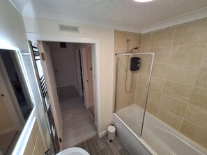 Hair dryer, towels, soap, shampoo - Modern Two Bed City Apartment (inverness)