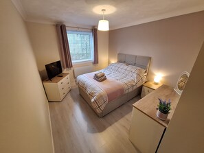 2 bedrooms, desk, iron/ironing board, free WiFi - Modern Two Bed City Apartment (inverness)