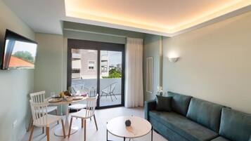 Comfort Duplex, Balcony, City View | Living area | TV