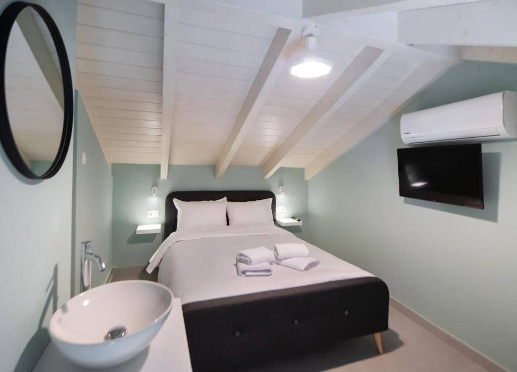 Comfort Duplex, Balcony, City View | Iron/ironing board, free WiFi