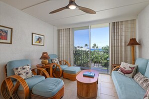 TV - Oceanview Renovated 3BR Condo Across from Beach (Kamuela)