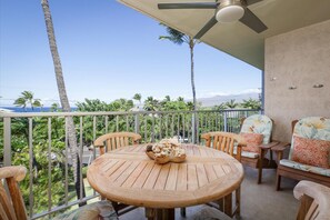 Outdoor dining - Oceanview Renovated 3BR Condo Across from Beach (Kamuela)
