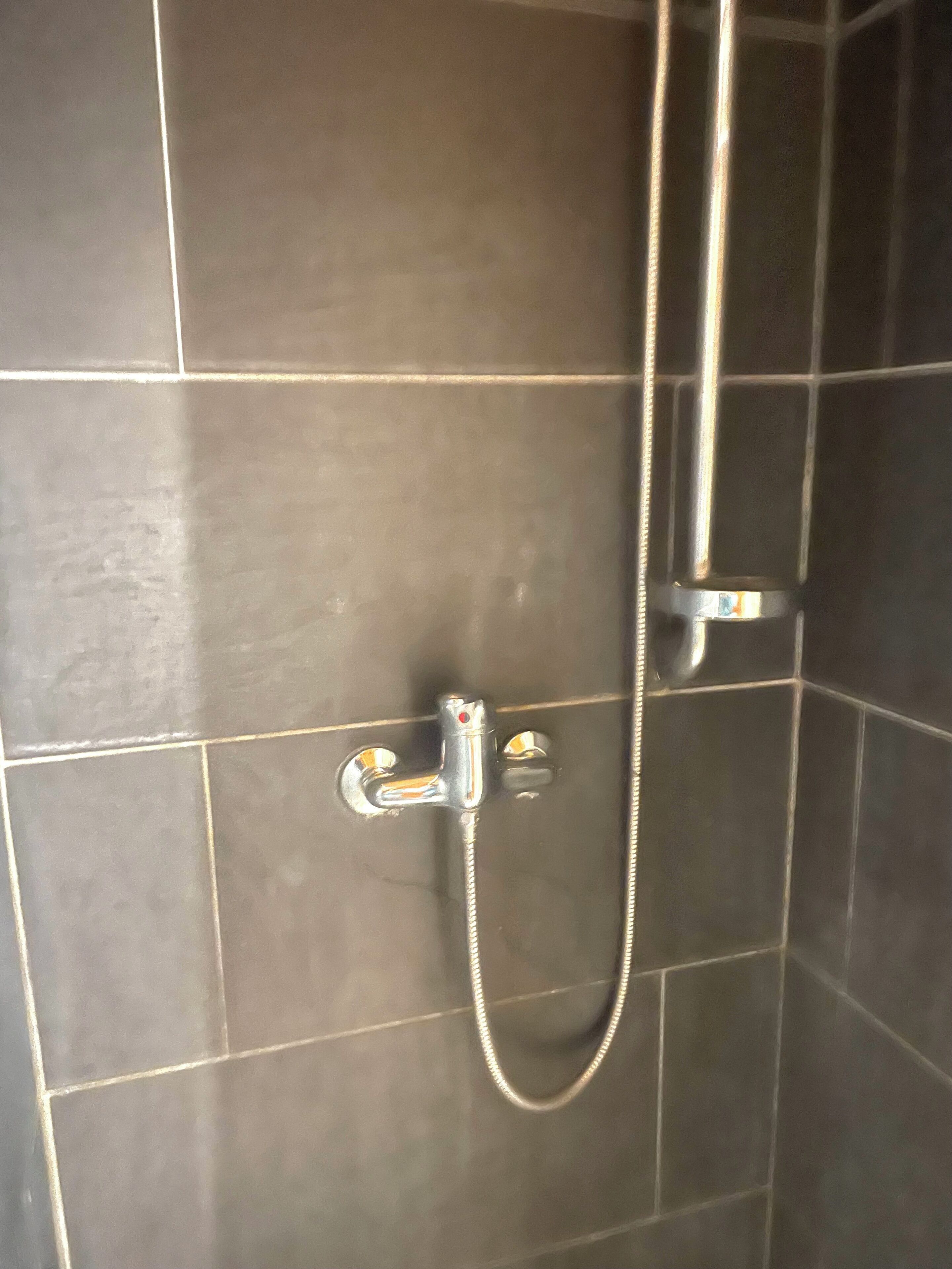 Douche, sèche-cheveux, savon, papier toilette