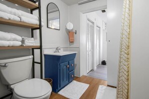 Shower, towels - The REEL Retreat - Home in Steinhatchee (Steinhatchee)
