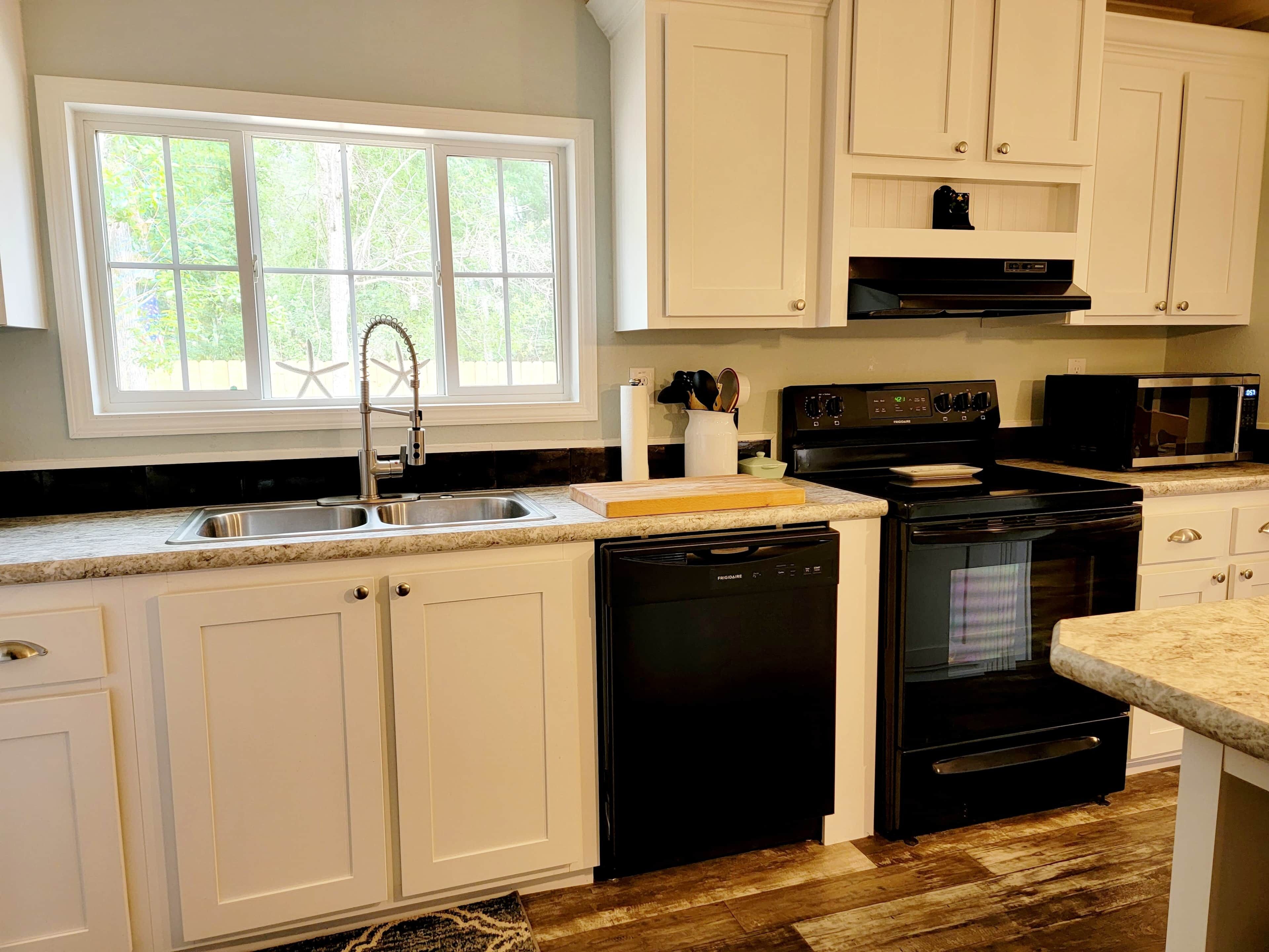 Een koelkast, een kookplaat