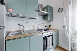 Refrigerador, microondas, parrilla de estufa y tostadora 