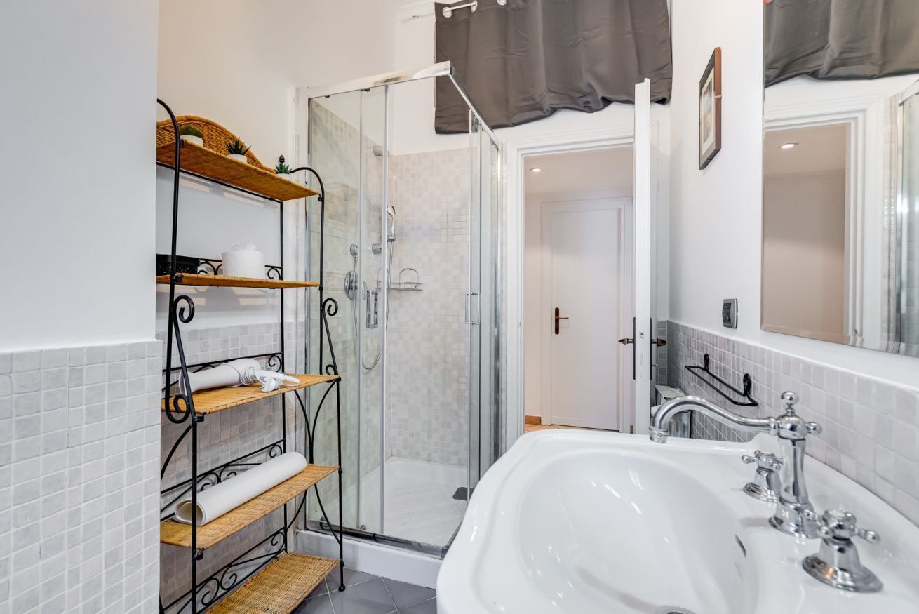 Douche, bidet, serviettes fournies, shampoing
