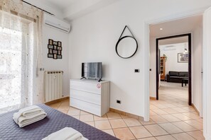 Iron/ironing board, travel cot - Malatesta! 2 bedrooms Apt (Rome)