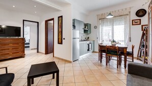 Un appartement moderne comprenant un salon, un coin repas, une cuisine et un téléviseur.