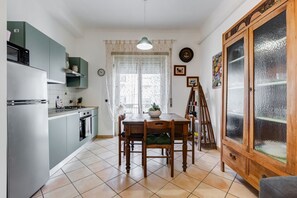 Refrigerador, microondas, parrilla de estufa y tostadora 