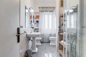 Doccia, bidet, asciugamani, shampoo