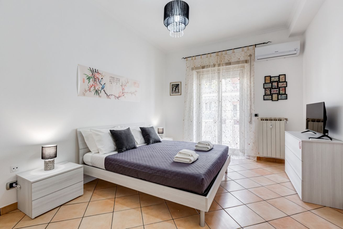 Iron/ironing board, travel crib