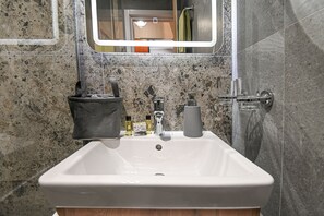 Hiustenkuivaaja, pyyhkeet, saippua, vessapaperi