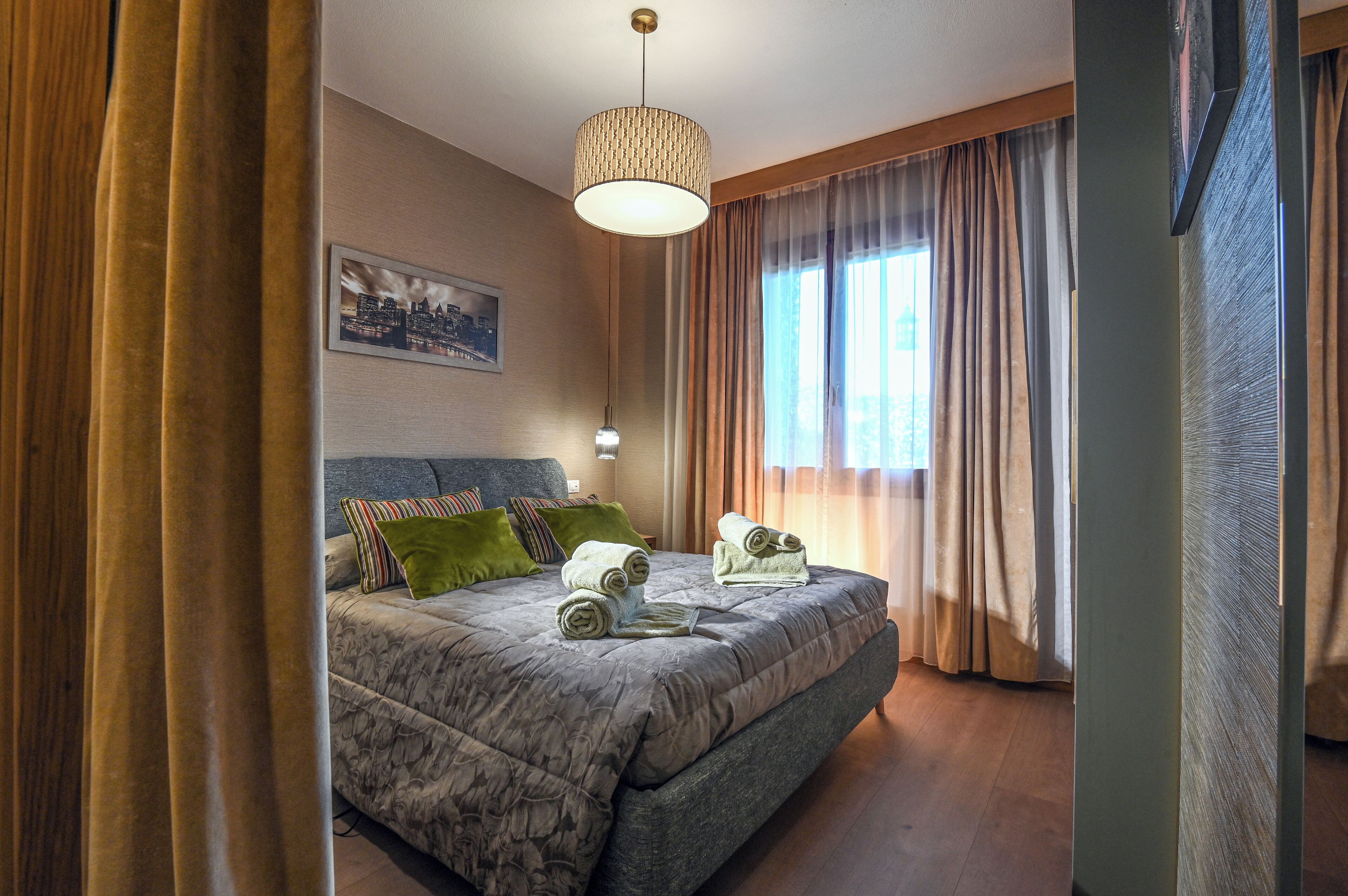 Iron/ironing board, free WiFi, bed sheets