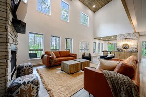 Smart TV, fireplace, table football - 5 Bedroom Sleeps 24 , Pets OK, Hot Tub, Game Room. (Broken Bow)