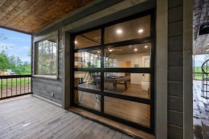 Terrace/patio - 5 Bedroom Sleeps 24 , Pets OK, Hot Tub, Game Room. (Broken Bow)