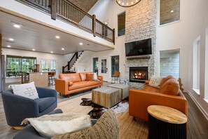 Smart TV, fireplace, table football - 5 Bedroom Sleeps 24 , Pets OK, Hot Tub, Game Room. (Broken Bow)