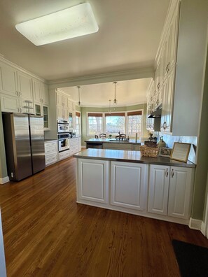 Een koelkast, een magnetron, een oven, een kookplaat