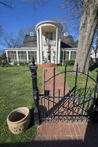 Near SAU & Magnolia Square; Historic Mansion that sleeps 8