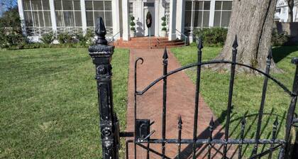 Near SAU & Magnolia Square; Historic Mansion that sleeps 8