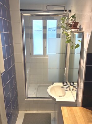 Shower, hair dryer, towels, soap - Montmartre 5 minutes away, bright and quiet family apartment (Paris)