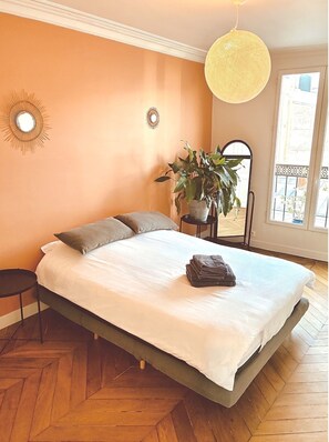 2 bedrooms, iron/ironing board, WiFi, bed sheets - Montmartre 5 minutes away, bright and quiet family apartment (Paris)