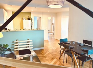 Dining - Montmartre 5 minutes away, bright and quiet family apartment (Paris)