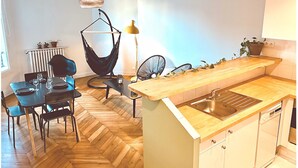 Een moderne keuken met een visgraatvloer, een houten aanrecht en een inbouwspoelbak.