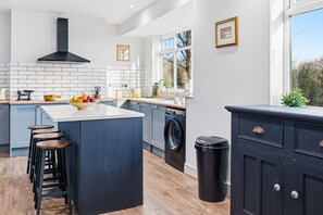 Private kitchen - Spacious 4B home, great for families/contractors (Greater Manchester)