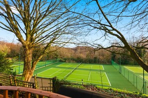 Sports court - Spacious 4B home, great for families/contractors (Greater Manchester)