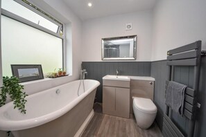 Bathroom - Spacious 4B home, great for families/contractors (Greater Manchester)