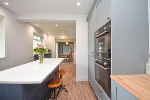 Private kitchen - Spacious 4B home, great for families/contractors (Greater Manchester)