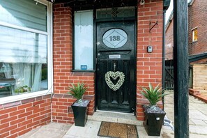 Exterior detail - 4 Bed 8 Guest Home With 2 Car Private Parking (Greater Manchester)