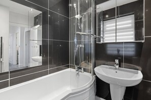 Bathroom - 4 Bed 8 Guest Home With 2 Car Private Parking (Greater Manchester)