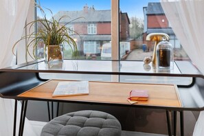Interior - 4 Bed 8 Guest Home With 2 Car Private Parking (Greater Manchester)