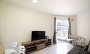 Living area - Beachfront Condominium w/ Pool in Morro das Pedras - Pros (Florianópolis)