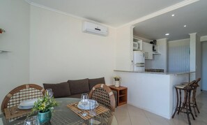 Basic Apartment | Dining - Beachfront Condominium w/ Pool in Morro das Pedras - Pros (Florianópolis)